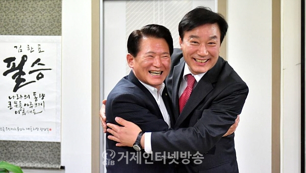 김한표 경남도당위원장(국회의원)과 서일준 전 거제시부시장이 포옹하고 있다.