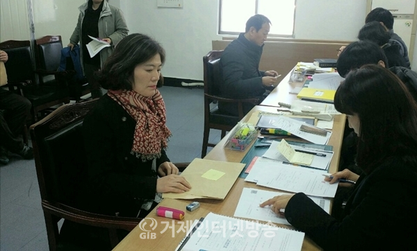613전국동시지방선거 후보 등록 첫 날, 거제시선거관리위원회에서 정의당 김용운 한은진 후보가 나란히 예비후보 등록을 접수하고 있다.