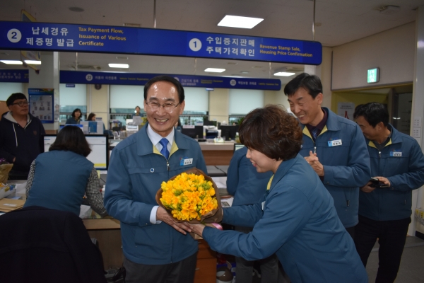 권민호 거제시장이 지난 7일 거제시청 각 실·국을 찾아 마지막 퇴임 인사를 하며 감사의 꽃다발을 받고 환하게 웃고 있다.