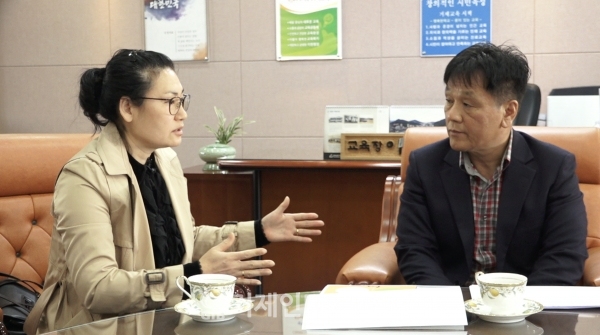 박해원 대표가 이승열 교육장과 애견테마파크 부지 협조를 위해 브리핑 하고 있다.