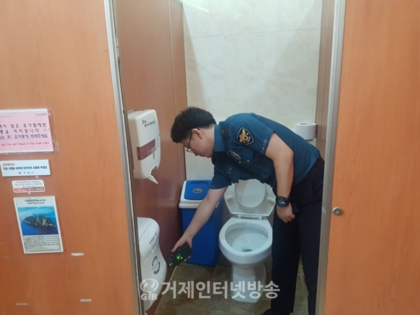 공중화장실에 불법카메라 설치 여부를 점검하고 있는 경찰관.