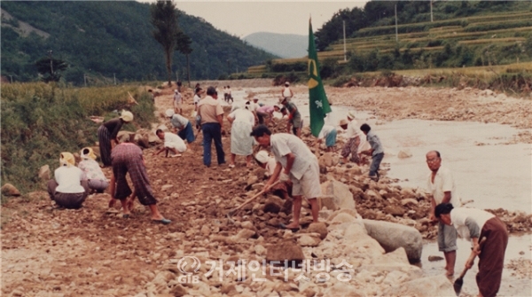 1969년 태풍 엘시 때 폭우가 쏟아져 유실된 도로를 마을주민들이 복구하고 있다.