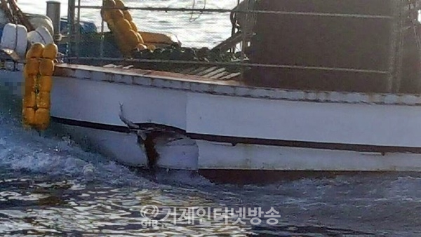 어선끼리 충돌로 선박의 선수 일부가 파손됐다.ⓒ통영해경