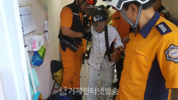 구조대원들이 추락한 치매환자 A씨를 구조해 병원에 인계했다.