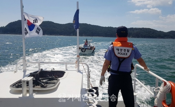 기관고장으로 표류하던 어선이 해경 연안구조정에 예인되고 있다.