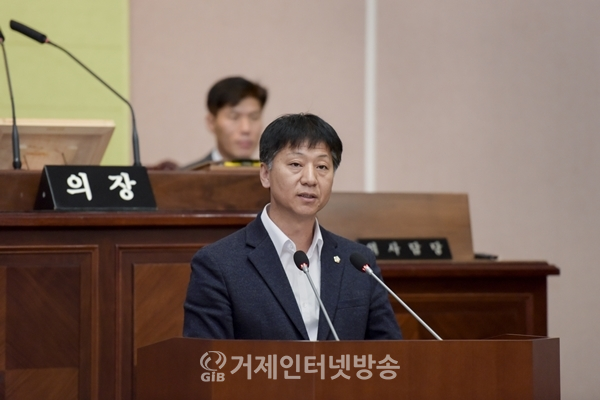이인태 시의원이 거제시의회 본회의장에서 5분 자유발언을 하고 있다.
