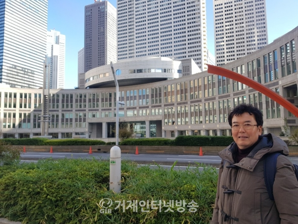 일본 도쿄의회 앞에 선 박형국 거제시의원