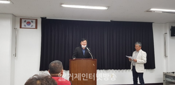 김해연 전 경남도의원이 거가대교 통행료 인하 방안에 대해 설명하고 있다.