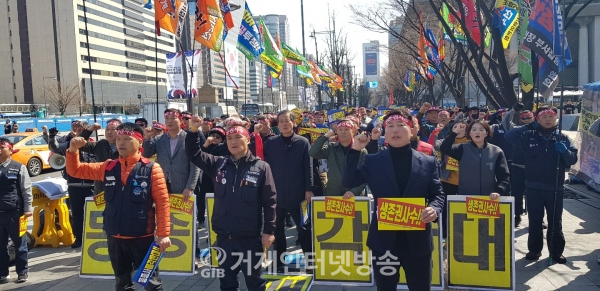 22일 오후 2시 대우조선 노조, 범시민단체, 거제시민 1000여 명이 서울 광화문 앞 인도에서 대우조선해양 매각 반대를 촉구하고 거제시민을 외면하는 문재인 정권을 규탄하고 있다.