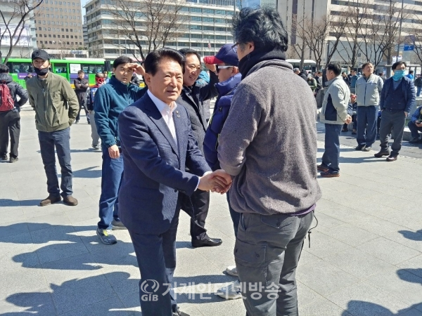집회현장을 찾은 김한표 국회의원