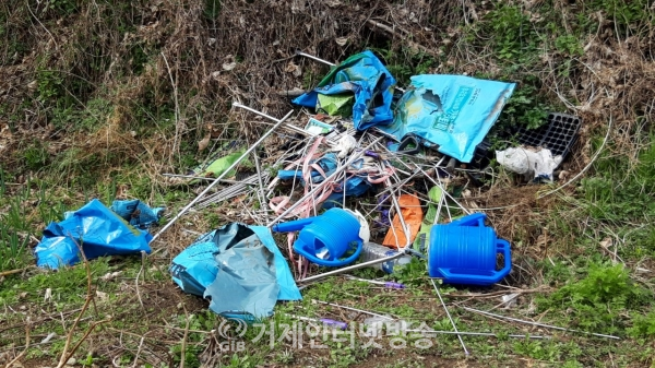 고현천 상류에 농업쓰레기들이 방치되고 있다가 하천으로 유입된다.