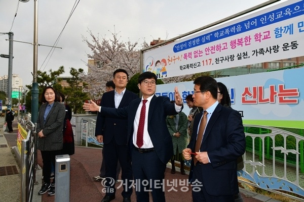28일 변광용 거제시장이 삼룡초등학교 통학로를 현장 점검하고 있다.