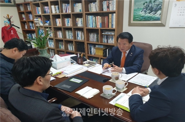 지난 27일 김한표 의원이 LH 경남지역본부장에게 임대료 인하 필요성을 설명하고 있다.