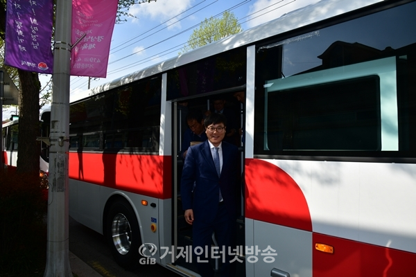 11일 변광용 거제시장이 능포에서 아주터널을 경유하는 시내좌석버스를 시승하고 있다.