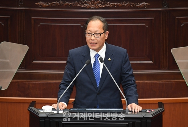 지난 19일 경남도의회 임시회에서 송오성 도의원이 5분 자유발언을 하고 있다.
