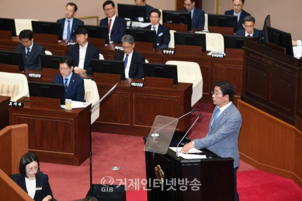 김성갑 도의원이 5분 자유발언을 하고 있다.