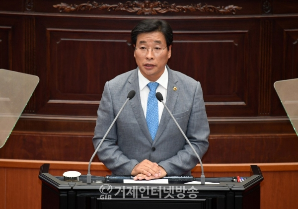 김성갑 도의원이 5분 자유발언을 하고 있다.