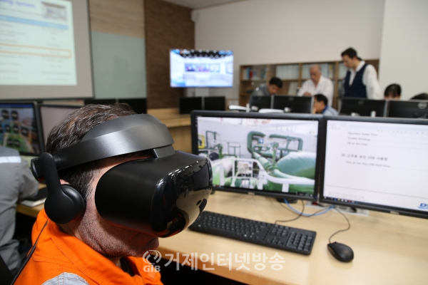 LNG운반선 선원이 VR 선원교육시스템을 체험하고 있다.