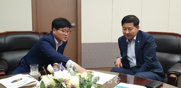 변광용 거제시장이 17일 기획재정부 구윤철 2차관을 만나고 있다.