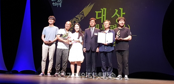 거제 극단 ‘예도’(대표 김진홍)가 제37회 대한민국연극제에서 대상과 연출상, 희곡상을 수상했다.