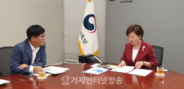 지난 28일 변광용 거제시장이 진선미 여성가족부 장관을 만나고 있다.