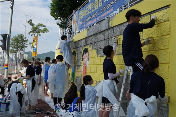 교육봉사기행단이 상동초등학교에서 벽화그리기 봉사활동을 하고 있다.