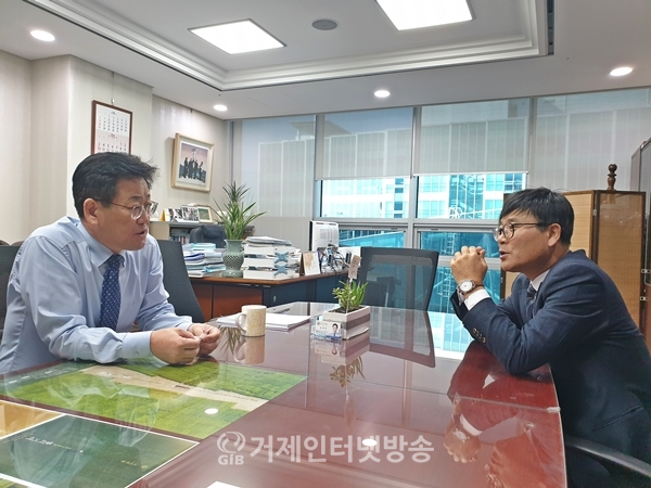 김정호 의원을 만나 거제 현안사업을 설명하고 있는 변광용 거제시장