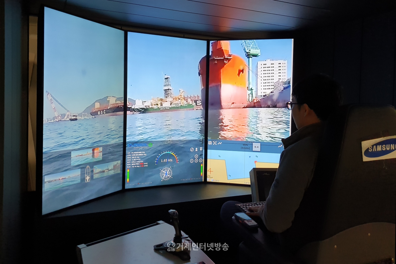 삼성중공업 선박해양연구센터(대전) 내 원격관제센터에서 자율운항 중인 모형선박 'Easy Go(이지 고)'에 장착된 고성능 카메라를 통해 거제 조선소 주변 및 장애물을 확인하는 모습