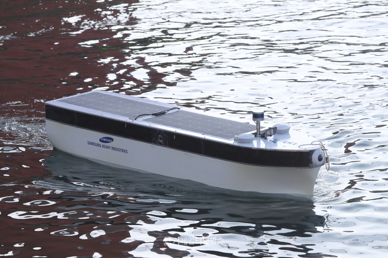 삼성중공업이 독자 기술로 제작한 자율운항 모형선박 'Easy Go'의 모습