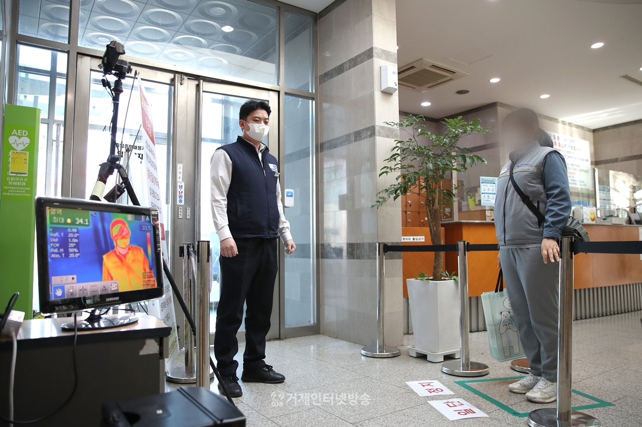 회사 정문에서 출입하는 임직원을 대상으로 열화상 카메라로 체온측정하는 모습