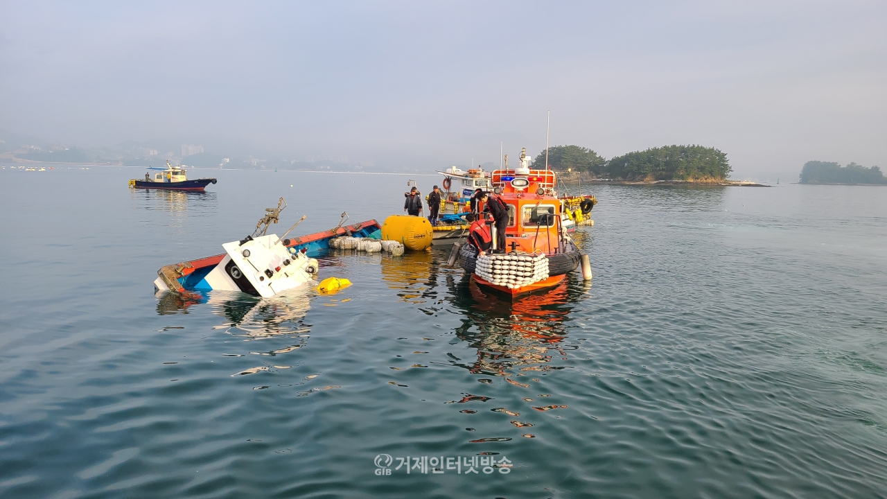 25일 오전 5시 56분께 통영 대류도 인근 해상에서 예인중이던 양식장관리선이 침몰하는 사고가 발생했다.