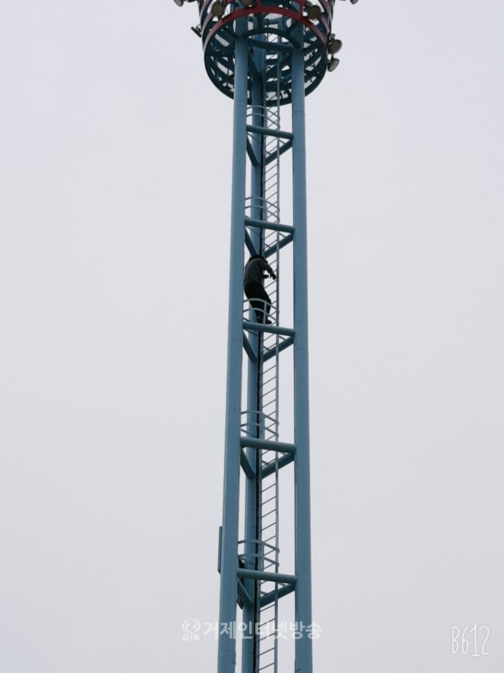 3일 오전 8시 대우조선하청노동자조직위원회 강병재 의장이 농성 7일 만에 농성을 풀고 조명탑에서 내려오고 있다.