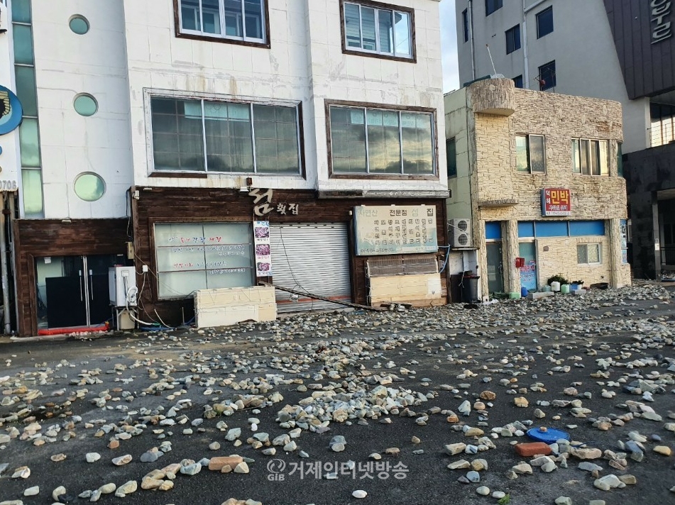 덕포해수욕장 파도가 범람하면서 도로가 자갈로 뒤덮혔다. 사진출처=이산학씨가 페이스북에 게재한 사진.
