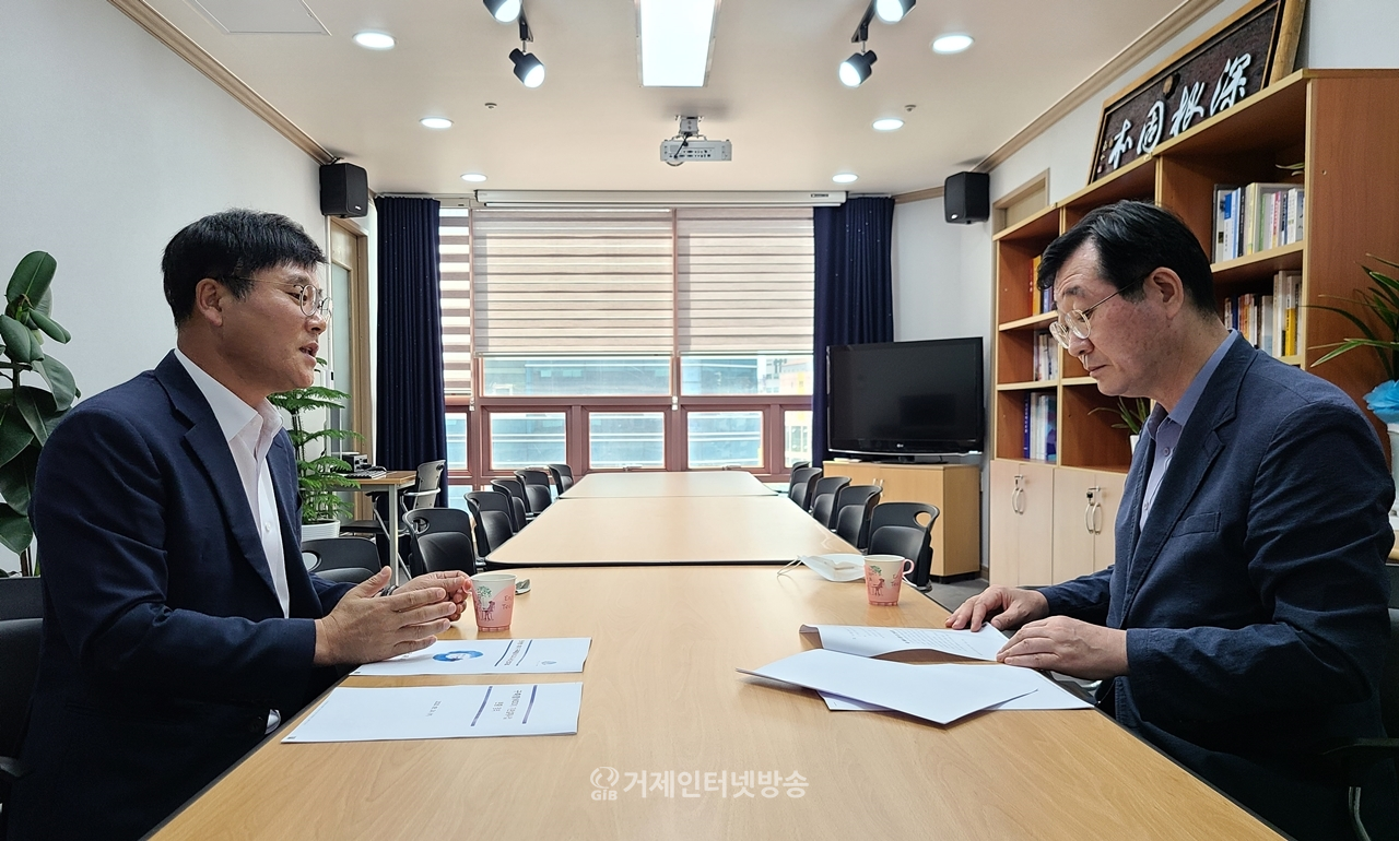 변광용 거제시장은 27일 오전 경남 김해에 위치한 국회의원 사무실을 찾아 민홍철 국방위원장을 만나고 있다.