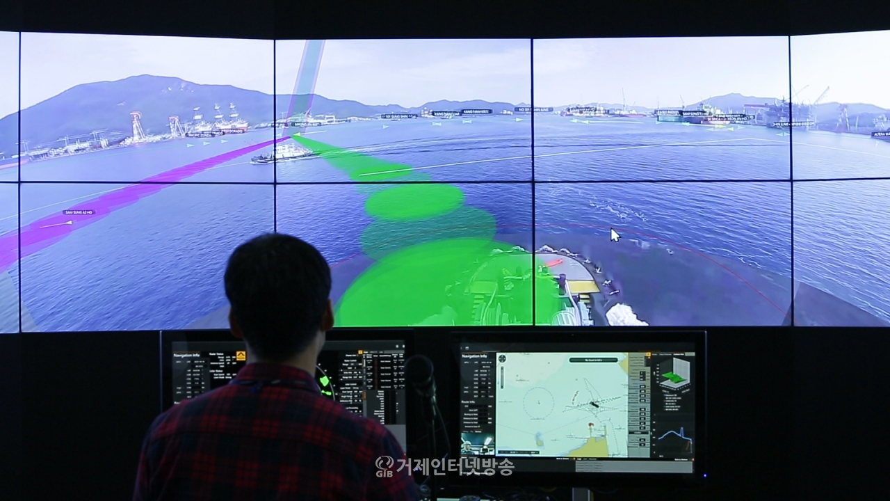 삼성중공업 선박해양연구센터(대전) 내 원격관제센터에서 자율운항 중인 선박 'SAMSUNG T-8'에 장착된 고성능 카메라를 통해 조선소 주변 및 장애물을 확인하는 모습