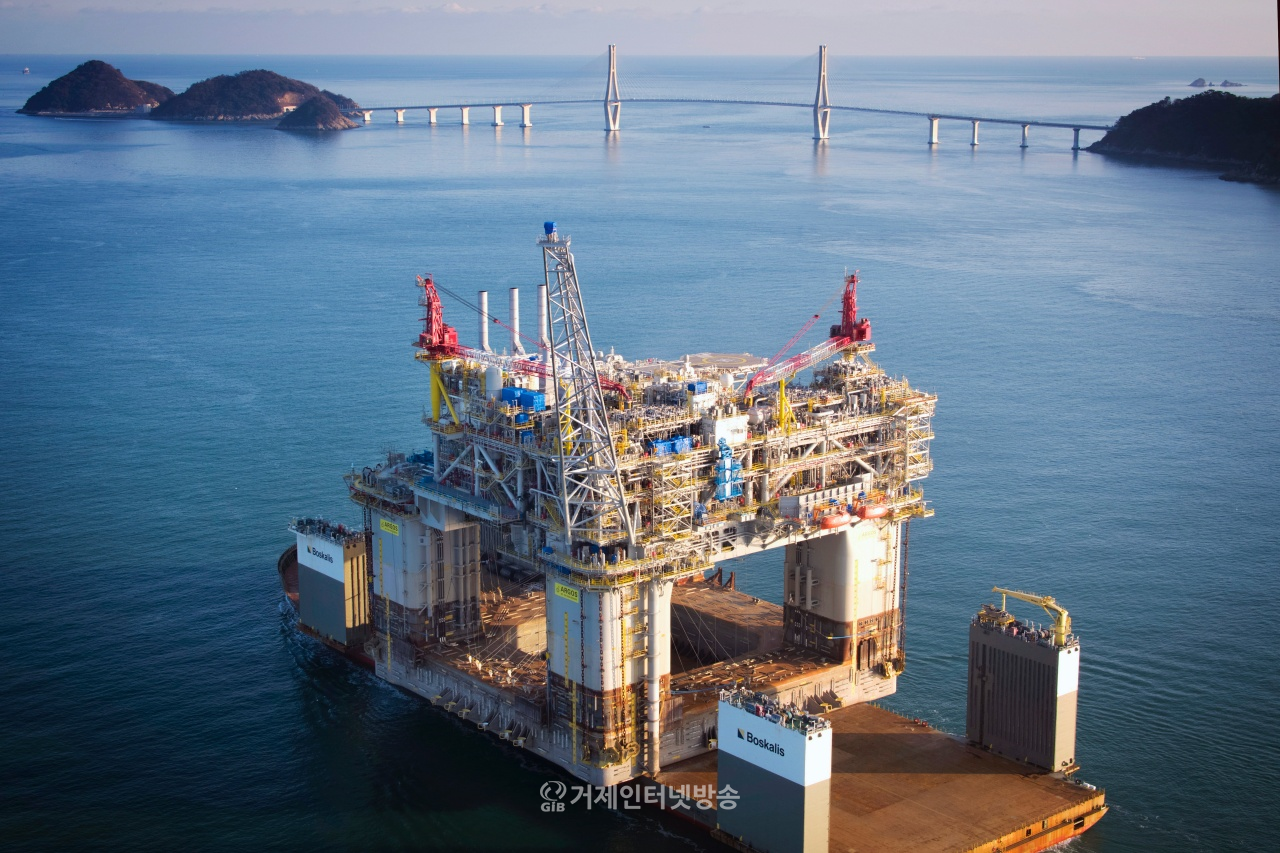 아르고스 FPU는 삼성중공업이 2017년 1월 BP社로부터 13억불에 수주했으며 길이 95m, 폭 95m, 높이 54m에 중량은 6만여톤에 달하는 대형 부유식 해양설비다.