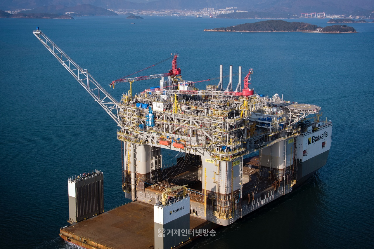 아르고스 FPU는 삼성중공업이 2017년 1월 BP社로부터 13억불에 수주했으며 길이 95m, 폭 95m, 높이 54m에 중량은 6만여톤에 달하는 대형 부유식 해양설비다.