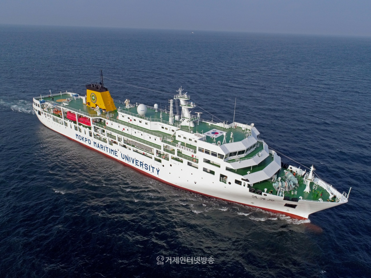 삼성중공업이 목포해양대 세계로호(사진)와 삼성 T-8호를 이용해 세계최초 자율운항선박간 충돌회피 실증에 성공.