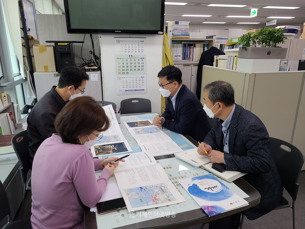 박환기 거제시부시장이 지난 10일 국토교통부 도로건설과 관계자를 면담하고 있다.