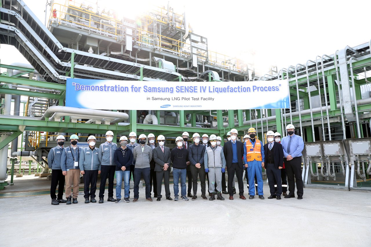 ENI, Equinor 등 글로벌 LNG개발사와 선급 관계자들이 삼성중공업의 천연가스 액화공정인 센스 포(SENSE IV) 실증 시연회에 참석해 기념사진을 찍고 있는 모습. (뒤에 보이는 설비가 센스 포임)