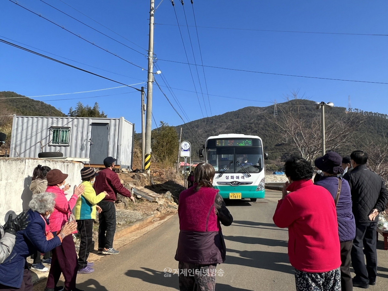 17년 만에 신설된 시내버스 노선의 첫 운행을 마을주민들이 반기고 있다.