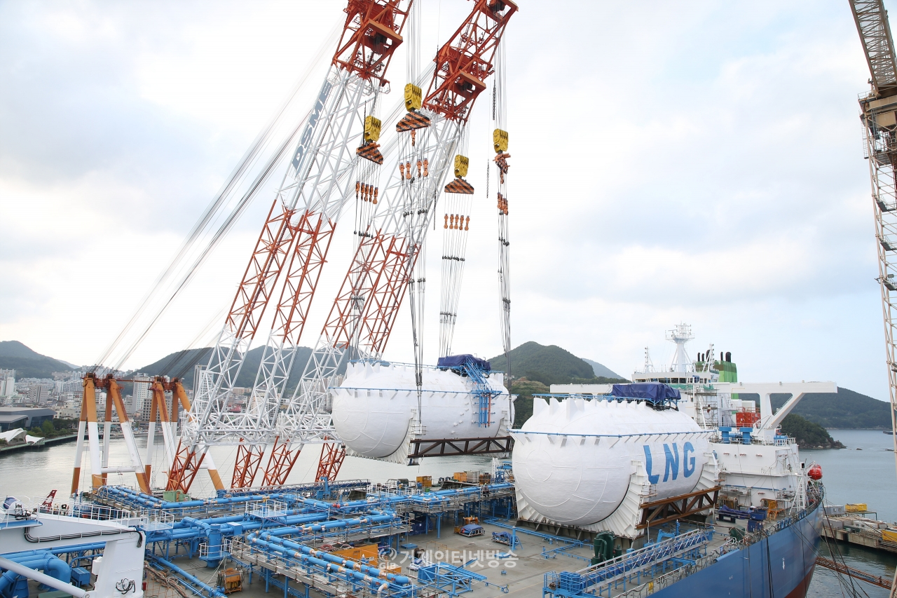 대우조선해양이 포스코와 10여년간의 연구개발 끝에 성공한 고망간강 소재 LNG연료탱크를 선박에 탑재하고 있다.