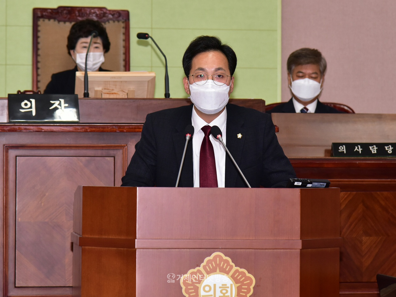 거제시의회 본회의장에서 의사진행발언을 하고 있는 김선민 시의원