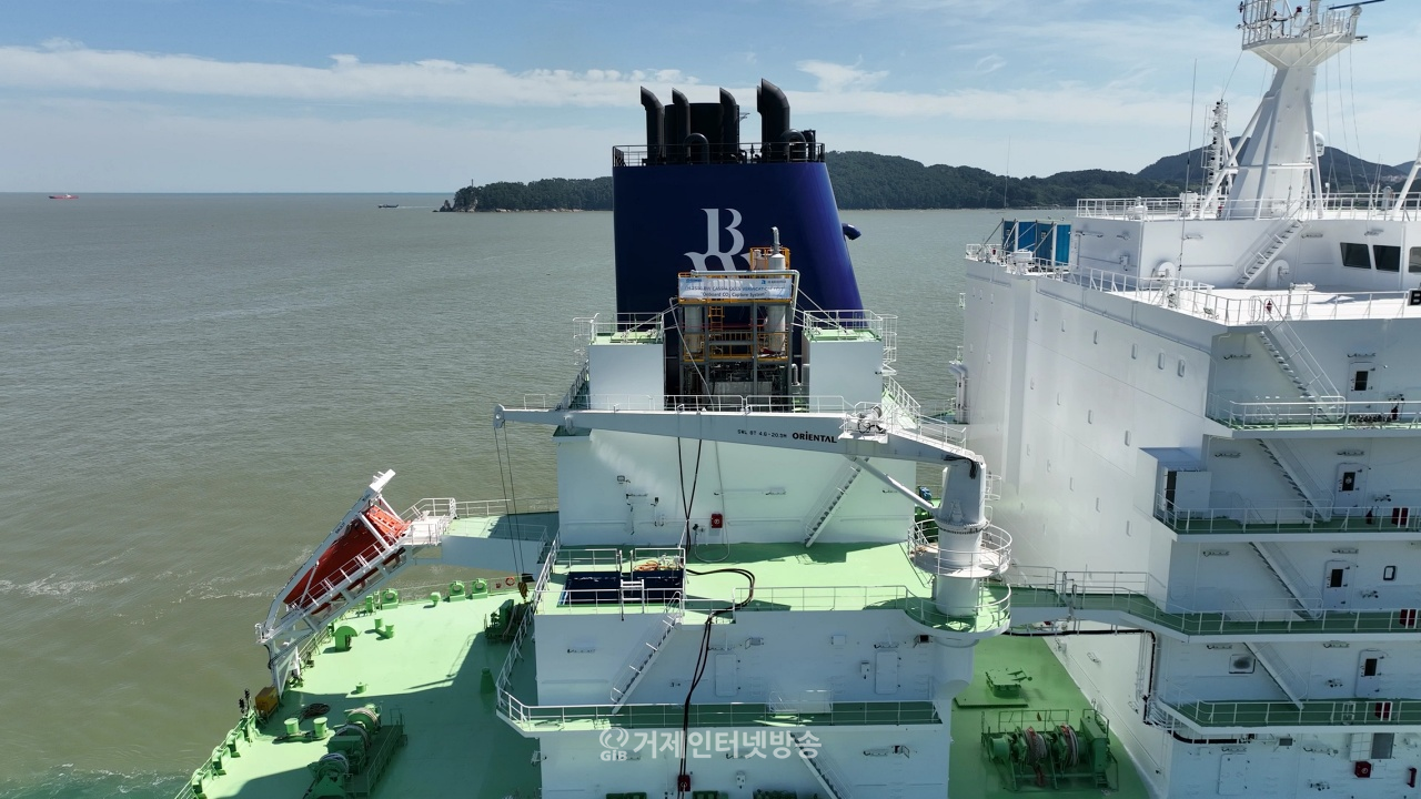 대우조선해양과 하이에어코리아가 공동개발한 이산화탄소 포집·저장 장치(OCCS: Onboard CO2 Capture System)가 LNG운반선 위에 탑재돼있다.
