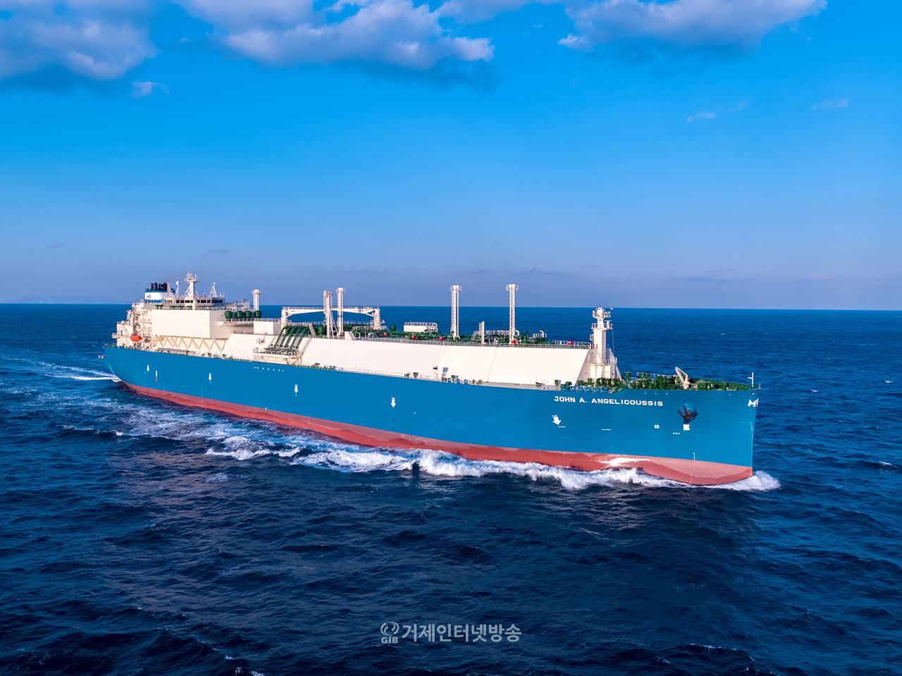 대우조선해양의 최신 기술인 축 발전기와 공기윤활시스템이 적용된 LNG운반선 항해 모습