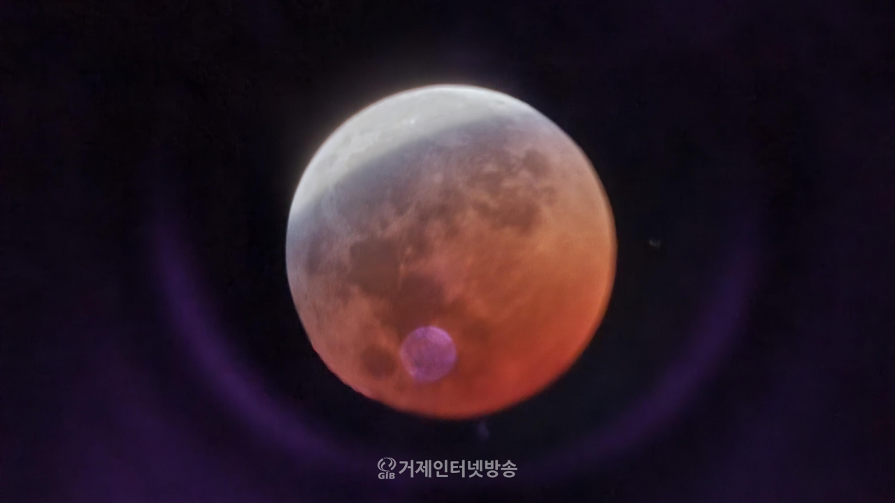 망원경으로 본 월식 중인 달의 사진