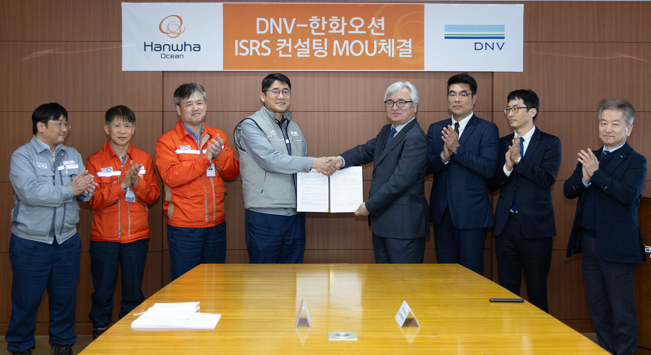 한화오션 조선소장 이길섭 부사장(왼쪽에서 네 번째)과 DNV Business Assurance Korea 이장섭 대표이사(왼쪽에서 다섯 번째)가 ISRS 등급 평가 컨설팅 양해각서(MOU)를 체결했다.