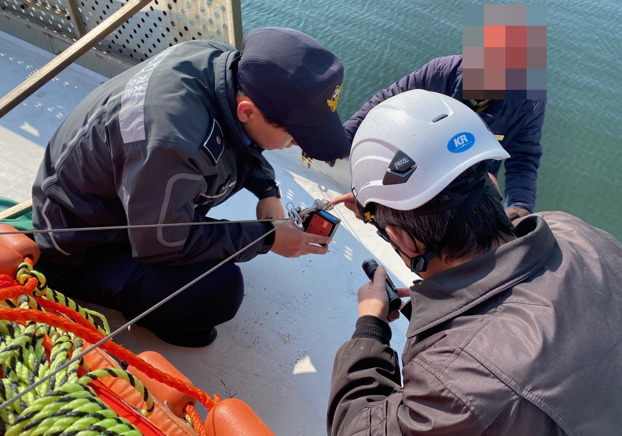 창원해경과 유관기관이 선박 안전상태를 점검하고 있다. ⓒ창원해경